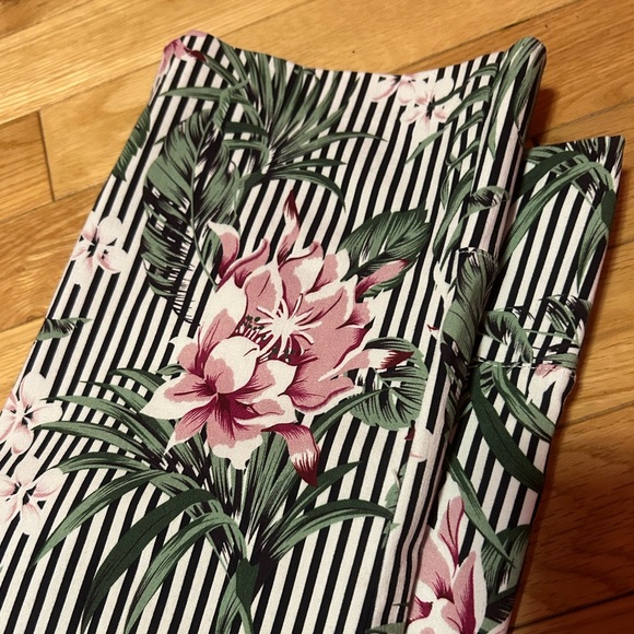 Charlie B Capri Pants - Picture 5 of 5